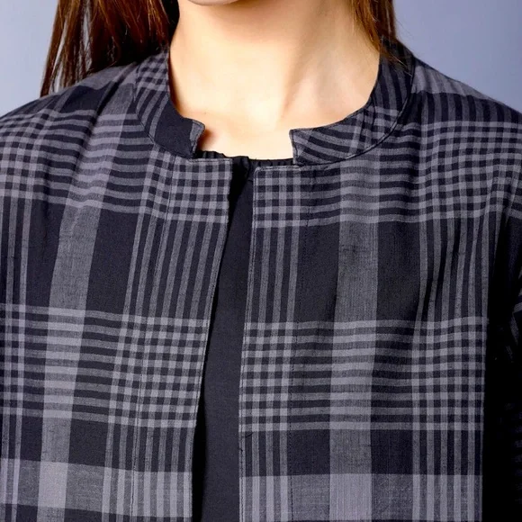 Women Black solid A-line dress with jacket - Picture 4 of 14